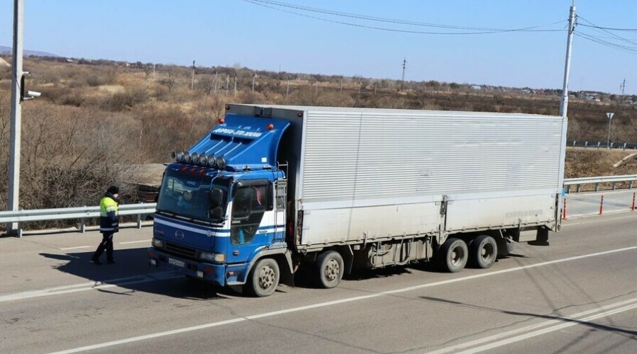 С 1 апреля водители некоторых автомобилей, выезжая на дороги Приамурья, рискуют заработать штраф до 400 тысяч рублей