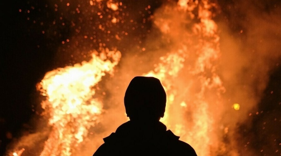 Из-за обиды одна амурчанка положила под дверь дома другой горящую тряпку. Последствия оказались внушительными