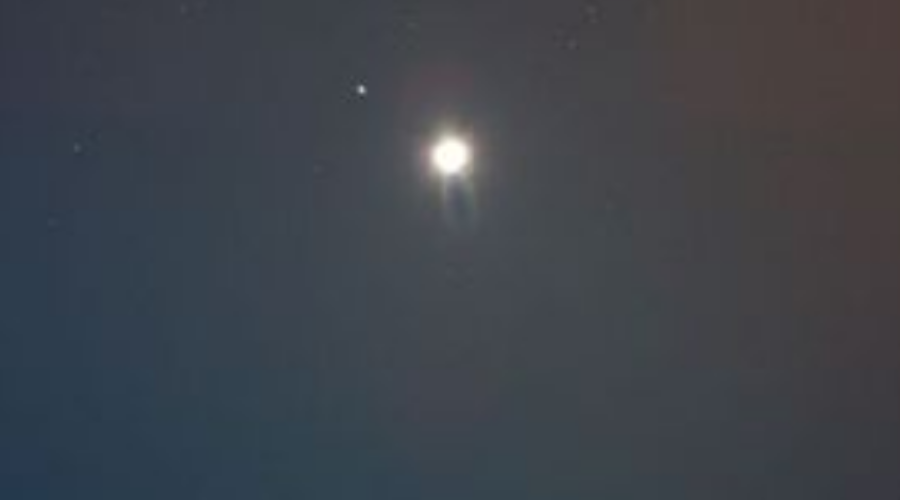 Амурчане наблюдали на ночном небе сближение Луны и Юпитера