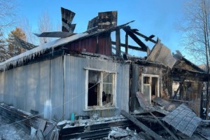 В Тынде горящий коттедж тушили тремя пожарными машинами
