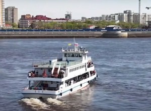 На таможне в Хэйхэ во время праздника драконьих лодок туристов из России угощали цзунцзы