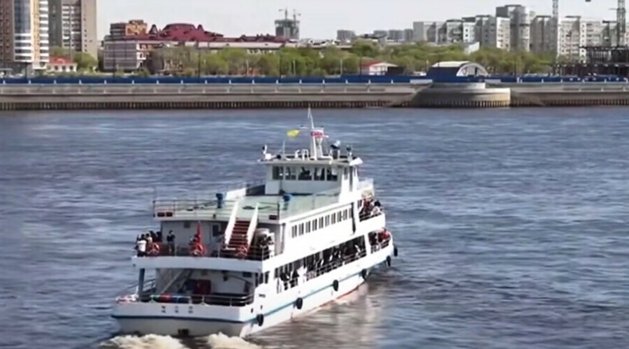 На таможне в Хэйхэ во время праздника драконьих лодок туристов из России угощали цзунцзы