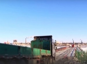 По понтонному мосту из Хэйхэ в Благовещенск пошли китайские грузовики – впервые с 2020 года