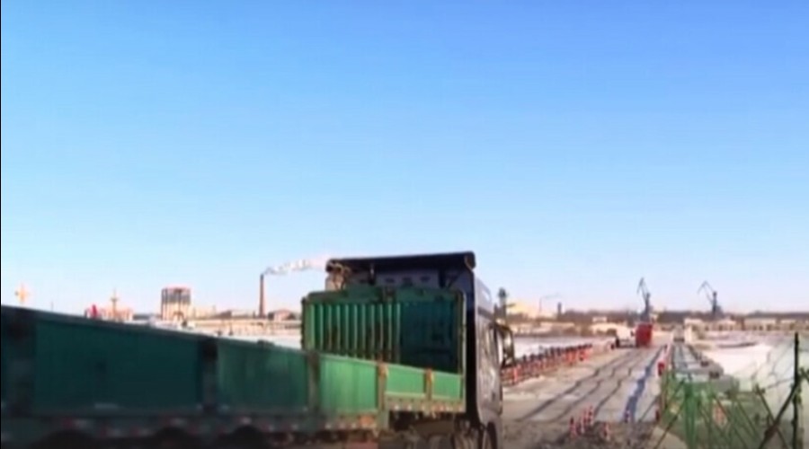 По понтонному мосту из Хэйхэ в Благовещенск пошли китайские грузовики – впервые с 2020 года
